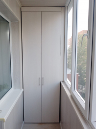 Шкаф на балкон с планками