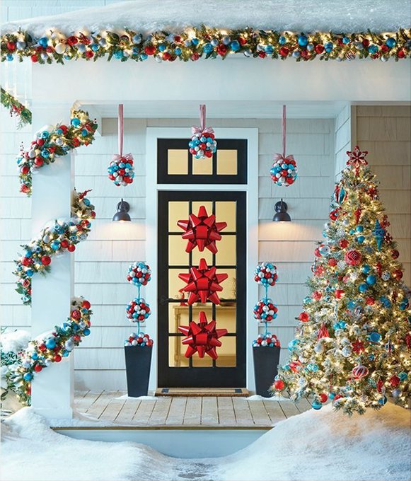 Как красиво украсить двери к Новому году