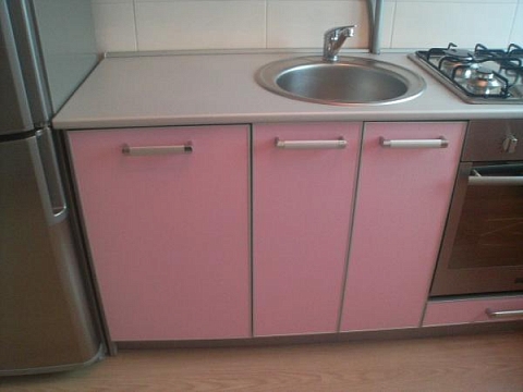 Кухонный гарнитур с алюминиевой рамкой, розовый