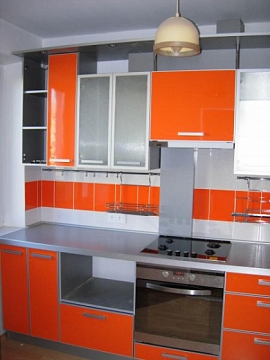 Кухонный гарнитур с алюминиевой рамкой, оранжевый