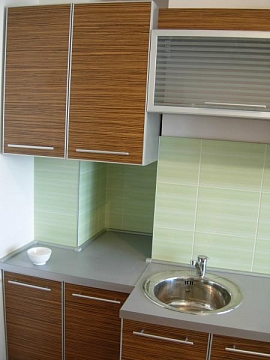 Кухонный гарнитур с алюминиевой рамкой, светло-коричневый