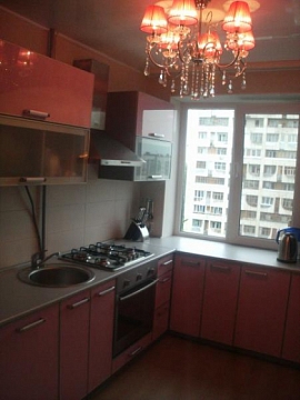 Кухонный гарнитур с алюминиевой рамкой, розовый