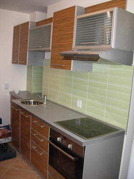 Кухонный гарнитур с алюминиевой рамкой, светло-коричневый